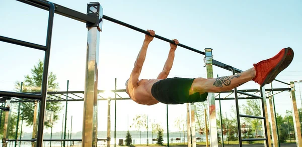 Front Lever pratimas